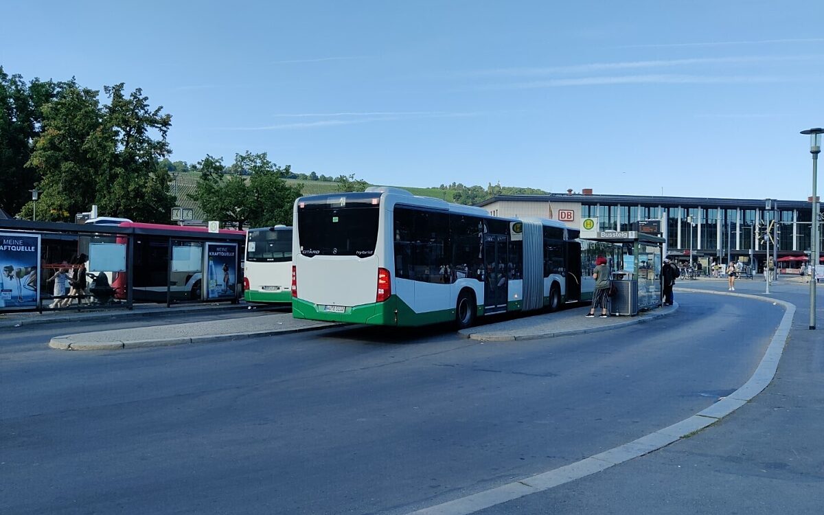 Der Busbahnhof in Würzburg. Busse stehen bereit Der Busbahnhof in Würzburg. Busse stehen bereit