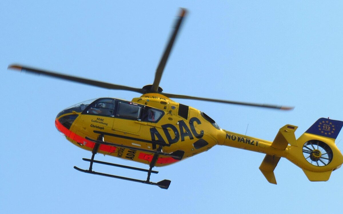 Der ADAC Rettungshubschrauber Christoph vor blauem Himmel Der ADAC Rettungshubschrauber Christoph vor blauem Himmel