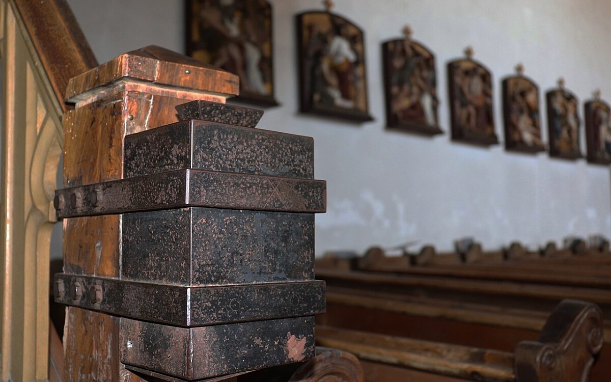 Symbolbild Kirche Opferstock Symbolbild Kirche Opferstock