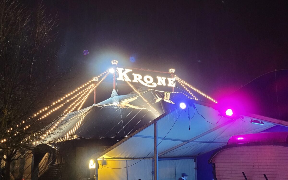 Das Zelt des Circus Krone von Aussen, beleuchtet im Dunkeln Circus Krone