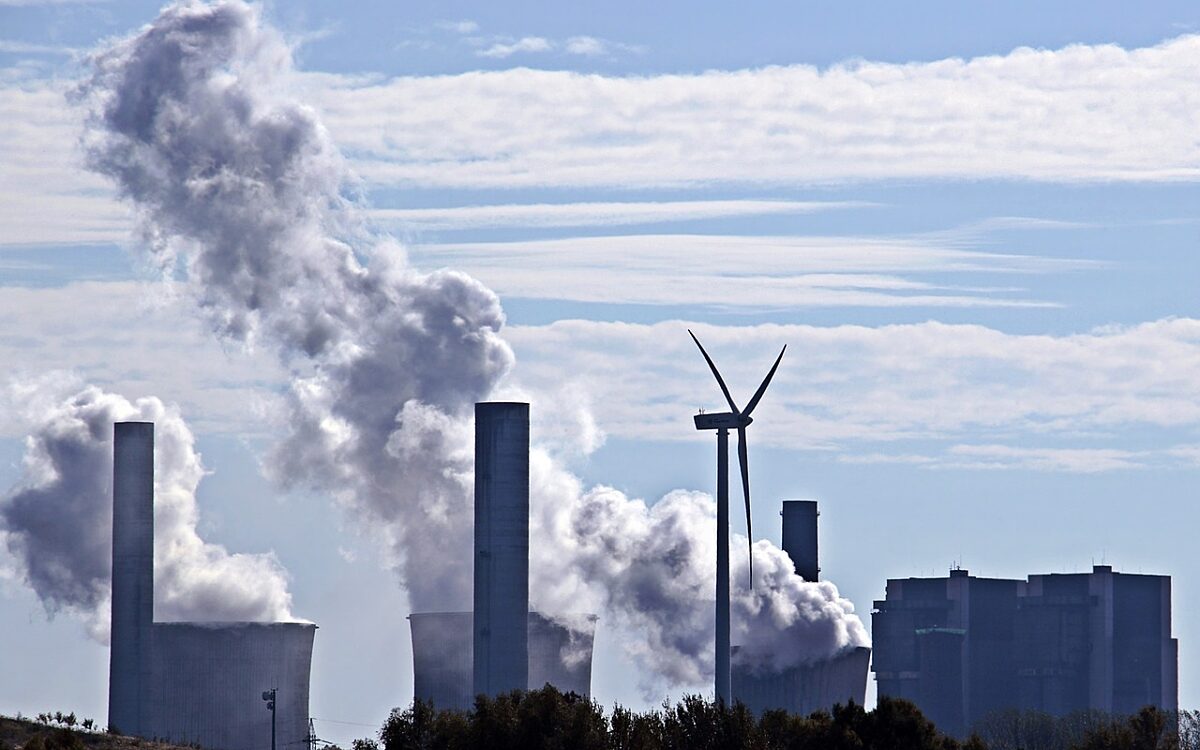 Industrie Schornsteine mit viel CO2 Ausstoß Industrie Schornsteine mit viel CO2 Ausstoß