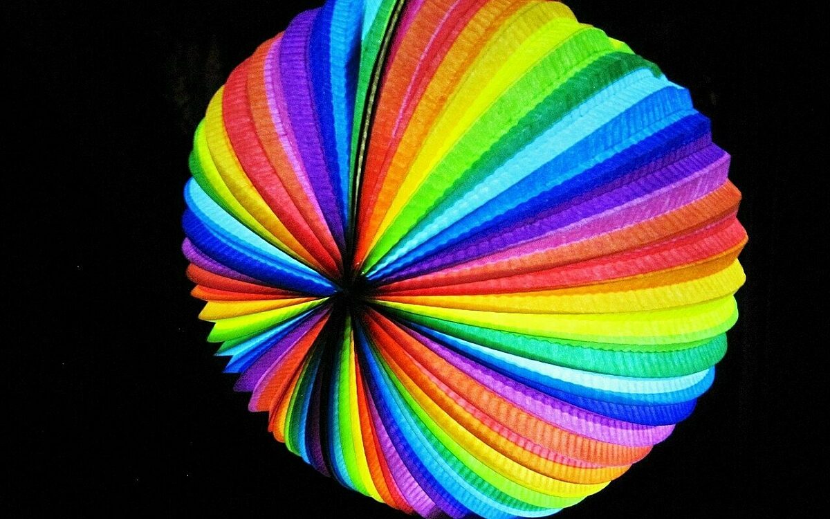 Eine bunte Laterne leuchtet im Dunkeln Eine bunte Laterne leuchtet im Dunkeln