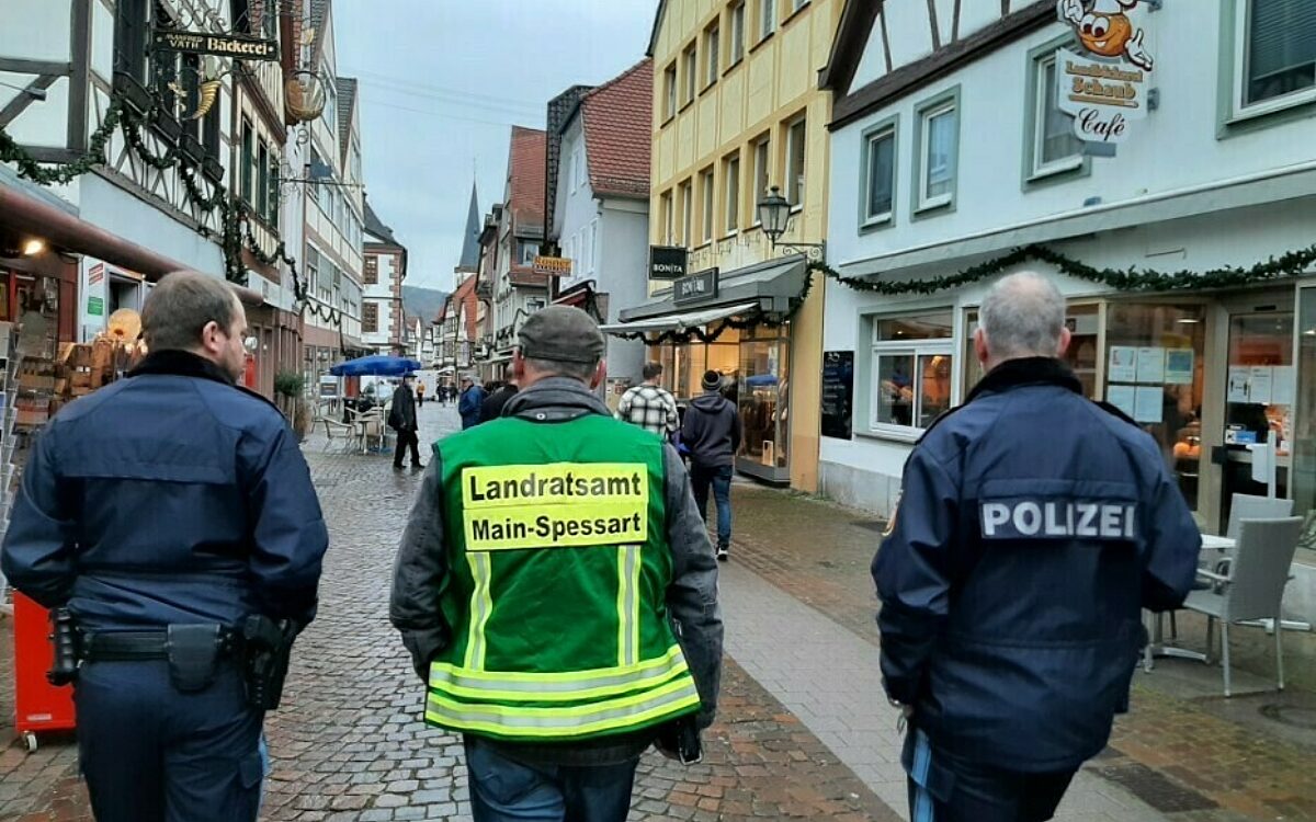 Die Polizei kontrolliert die Einhaltung der Corona-Regeln Die Polizei kontrolliert die Einhaltung der Corona-Regeln