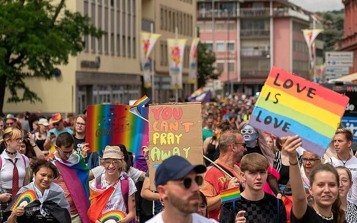 Die CSD-Demo zieht durch die Würzburger Innenstadt Die CSD-Demo zieht durch die Würzburger Innenstadt