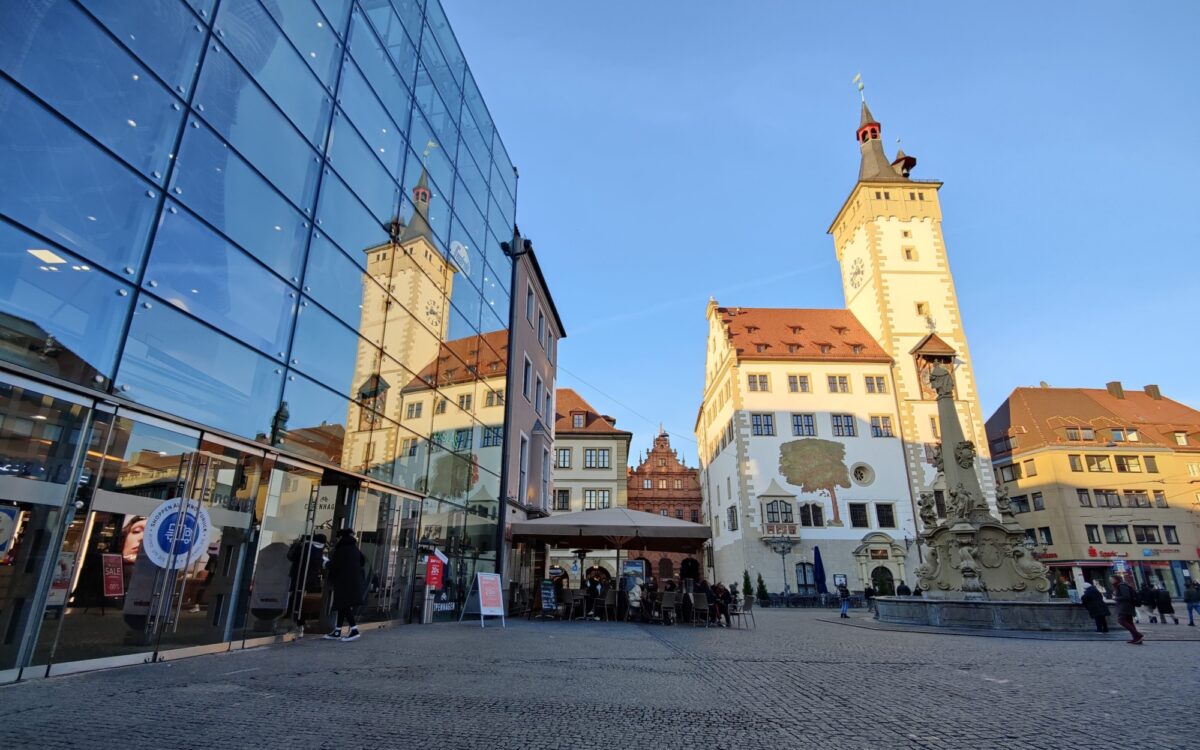 Das Würzburger Rathaus im Sonnenschein Das Würzburger Rathaus im Sonnenschein