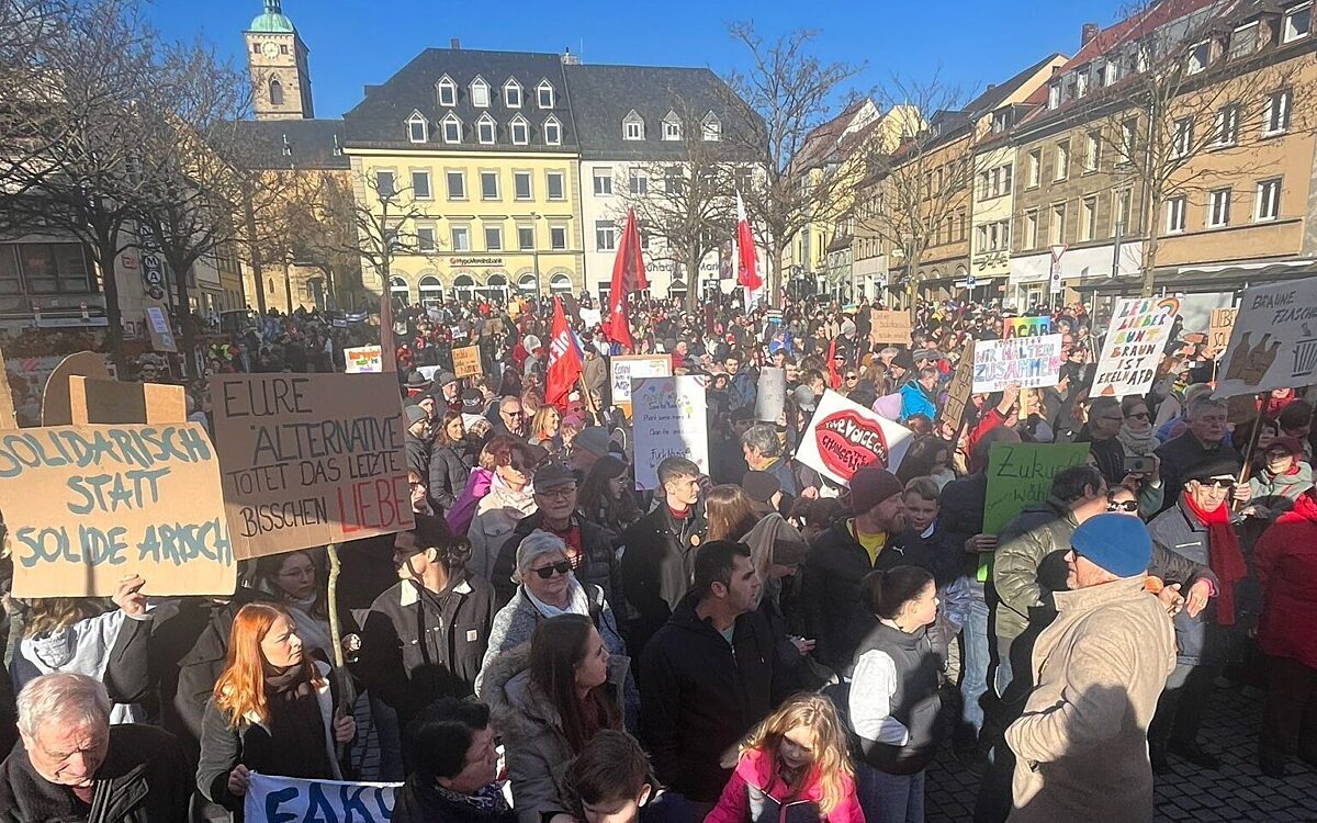 Rund 6.000 Menschen haben in Schweinfurt gegen Rechtsextremismus demonstriert Rund 6.000 Menschen haben in Schweinfurt gegen Rechtsextremismus demonstriert