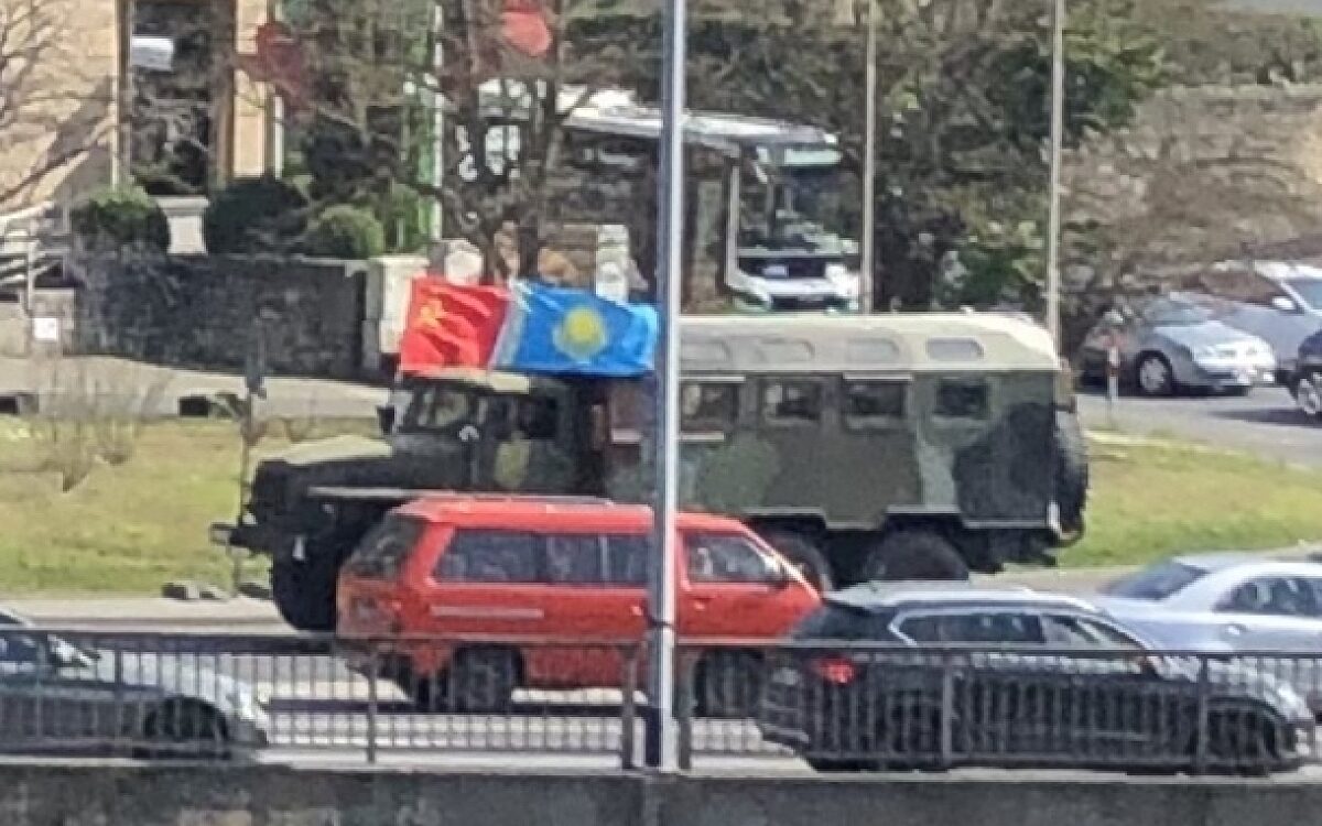 Ein mit Fahnen geschmücktes Militärfahrzeug fährt über den Stadtring Ein mit Fahnen geschmücktes Militärfahrzeug fährt über den Stadtring