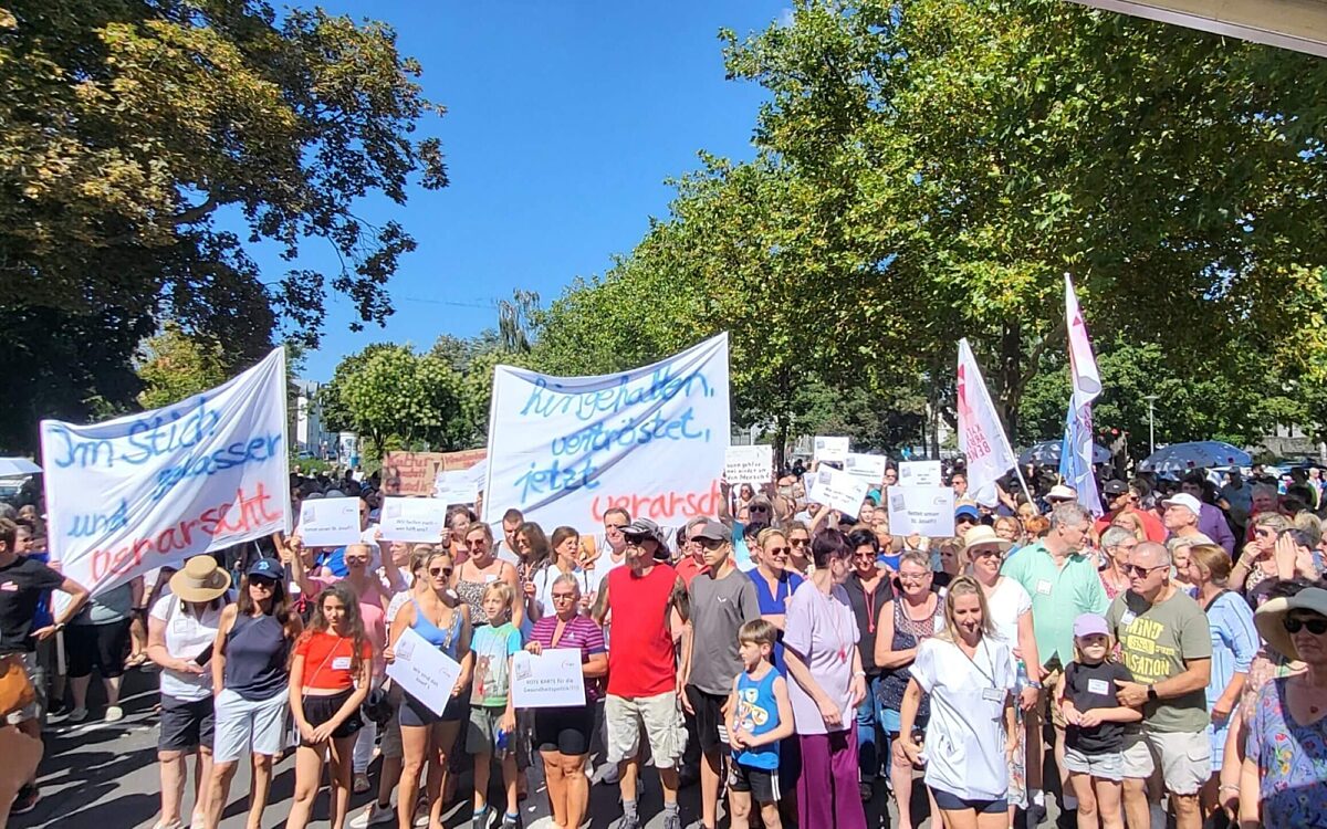Demonstranten fordern den Erhalt des St. Josef Krankenhaus in Schweinfurt Demonstranten fordern den Erhalt des St. Josef Krankenhaus in Schweinfurt