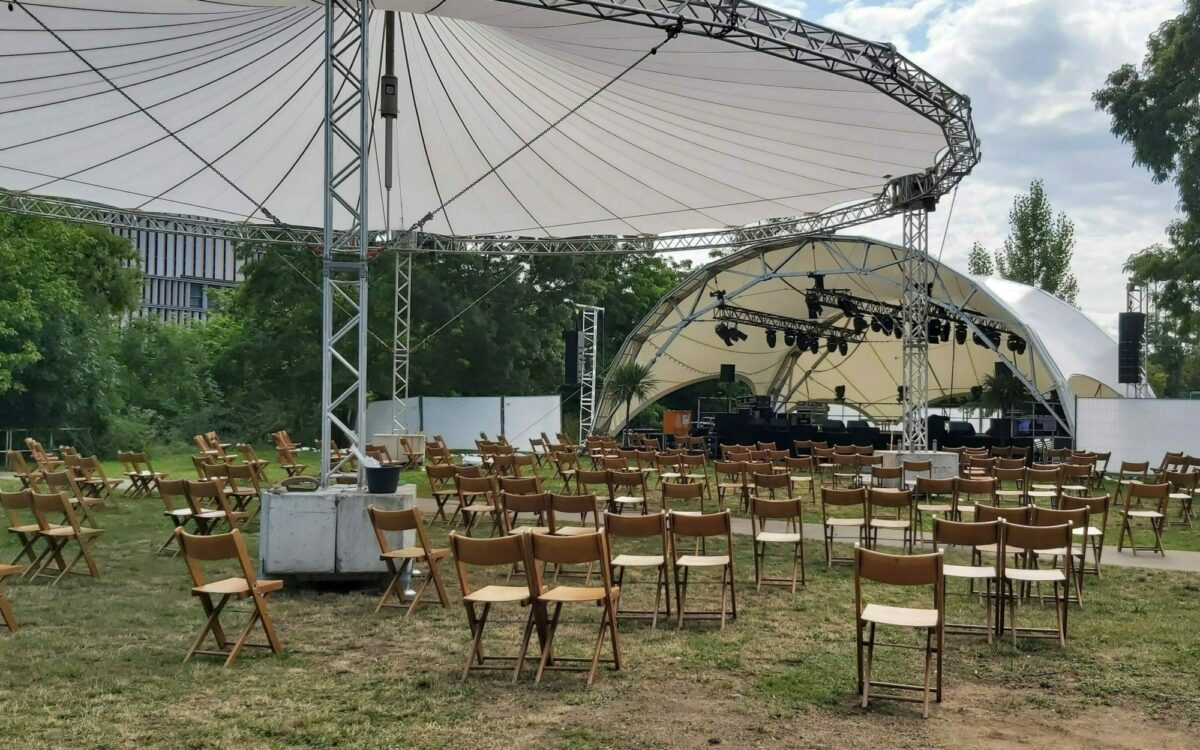 Die neue musikbuehne auf dem africa festival mit stuehlen davor Die neue musikbuehne auf dem africa festival mit stuehlen davor