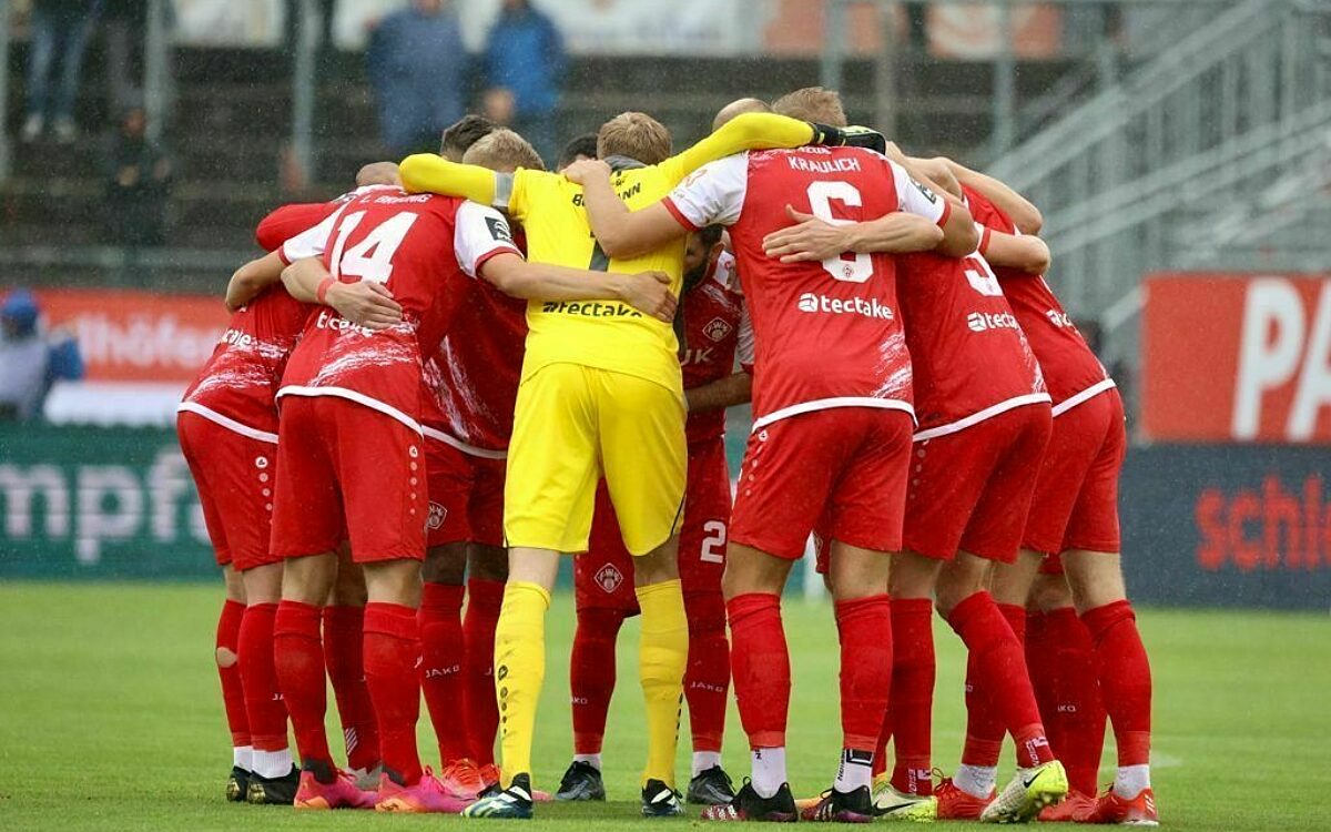 Die wuerzburger kickers stehen vor spielbeginn gegen saarbruecken stehen im kreis Die wuerzburger kickers stehen vor spielbeginn gegen saarbruecken stehen im kreis