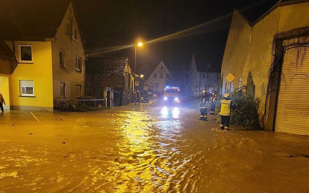 Das Hochwasser nach Starkregen steht in der Ortsdurchfahrt von Dipbach im Landkreis Würzburg Das Hochwasser nach Starkregen steht in der Ortsdurchfahrt von Dipbach im Landkreis Würzburg