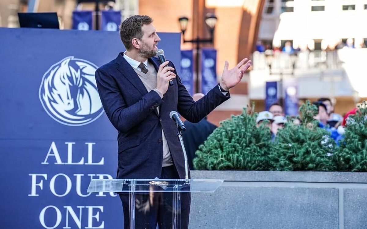 Dirk Nowitzki bei der Enthüllung seiner Statue in Dallas Dirk Nowitzki Enthüllung Statue