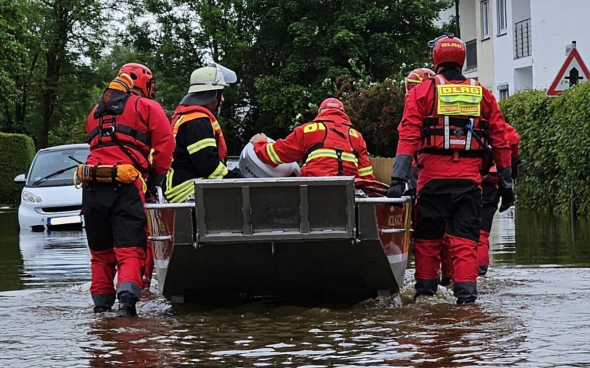 Strömungsretter der DLRG mit eine Hochwasserboot auf dem Weg zur Evakuierung von Anwohnern in Dinkelscherben. Strömungsretter der DLRG mit eine Hochwasserboot auf dem Weg zur Evakuierung von Anwohnern in Dinkelscherben.