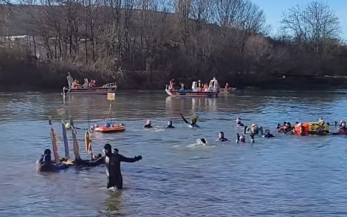 Die Teilnehmer des Dreikönigsschwimmens gehen in der Badebucht in Randersacker in den Main. Die Teilnehmer des Dreikönigsschwimmens gehen in der Badebucht in Randersacker in den Main.