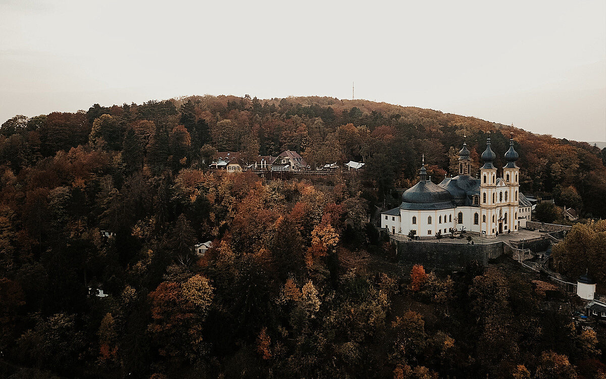 Ein Drohnenbild des Käppele in Würzburg dazu noch der Nikolaushof Ein Drohnenbild des Käppele in Würzburg dazu noch der Nikolaushof