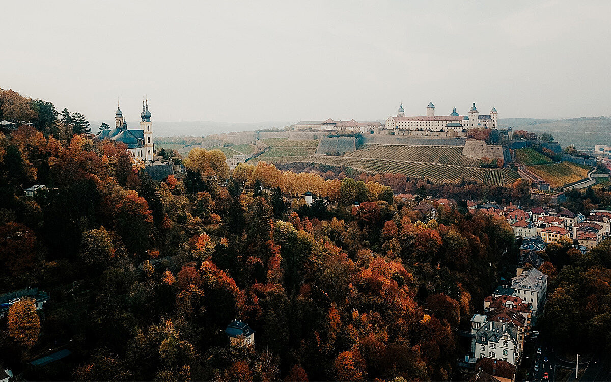 Ein Drohnenbild der Stadt Würzburg mit der Festung Marienberg und dem Käppele Ein Drohnenbild der Stadt Würzburg mit der Festung Marienberg und dem Käppele