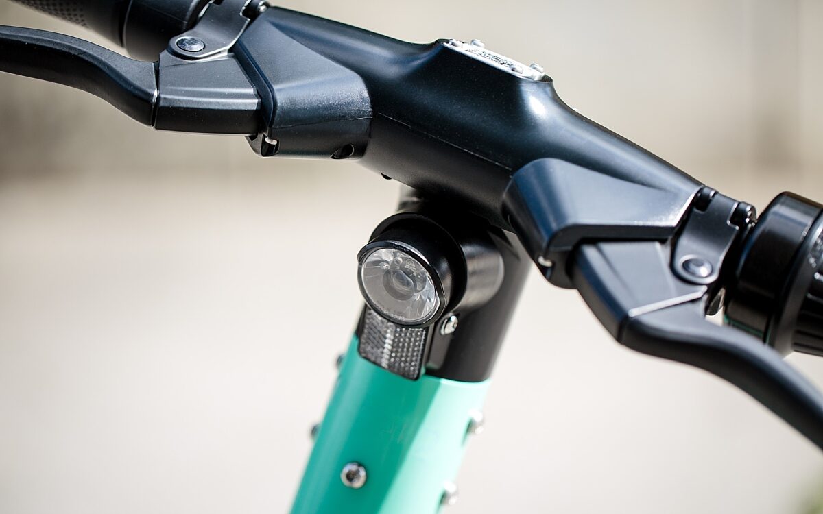 Die Lenkstange eines E-Scooters Die Lenkstange eines E-Scooters