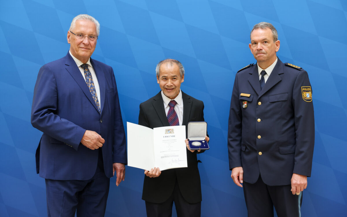 Van Long Hoang (Mitte) mit der bayerischen Courage-Medaille. Van Long Hoang (Mitte) mit der bayerischen Courage-Medaille.