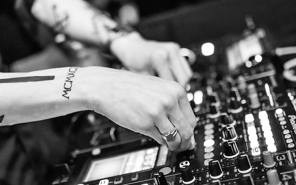 Ein Dj am Mischpult in einem Club Ein Dj am Mischpult in einem Club