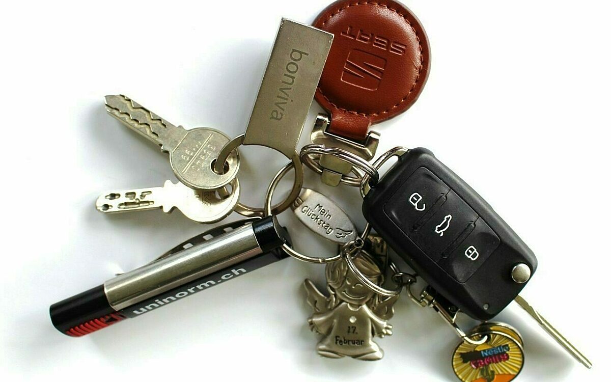Ein Autoschlüssel mit vielen Anhängern Ein Autoschlüssel mit vielen Anhängern