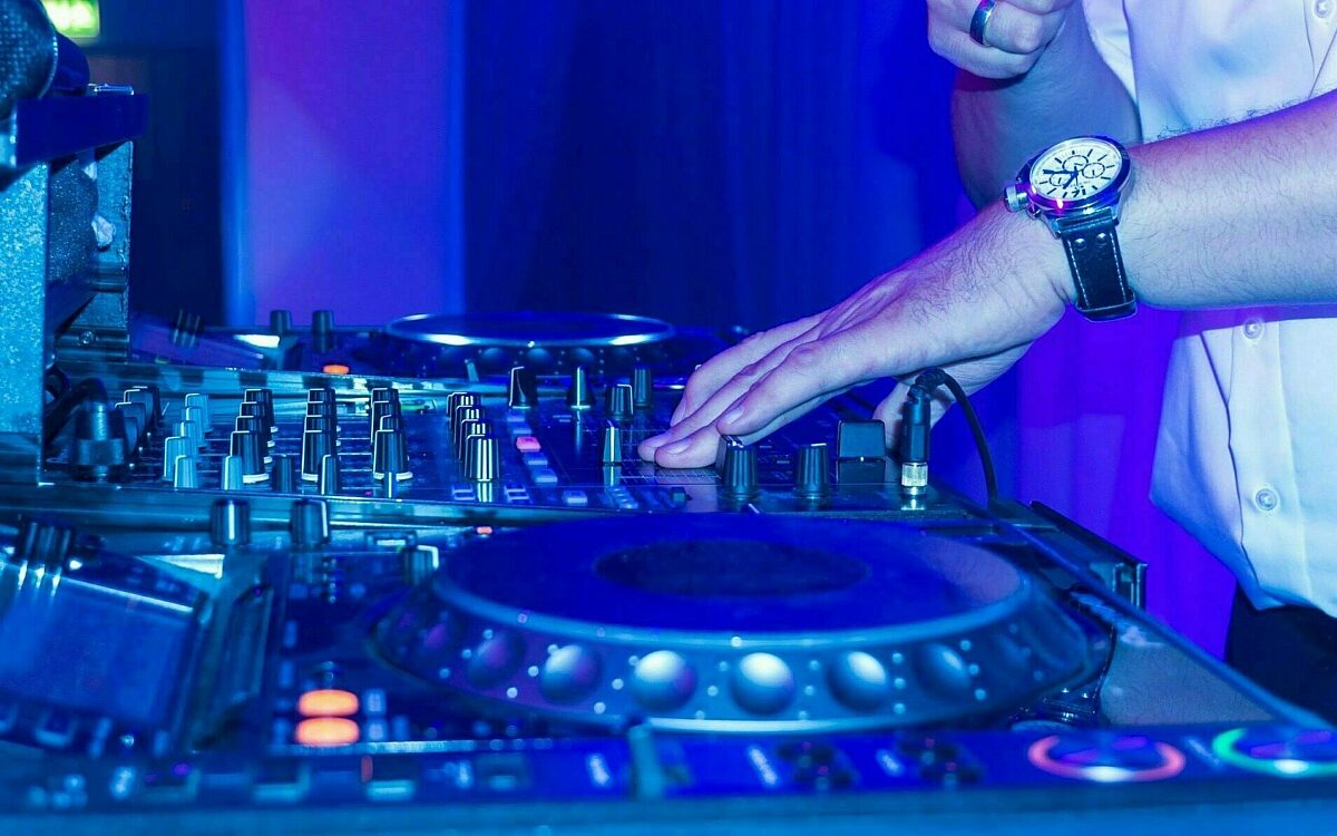 Ein DJ-Pult in einem Club Ein DJ-Pult in einem Club