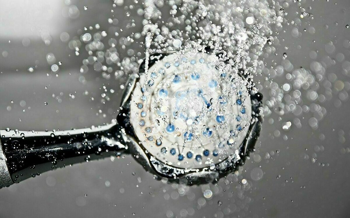 Ein duschkopf mit wassertropfen Ein duschkopf mit wassertropfen