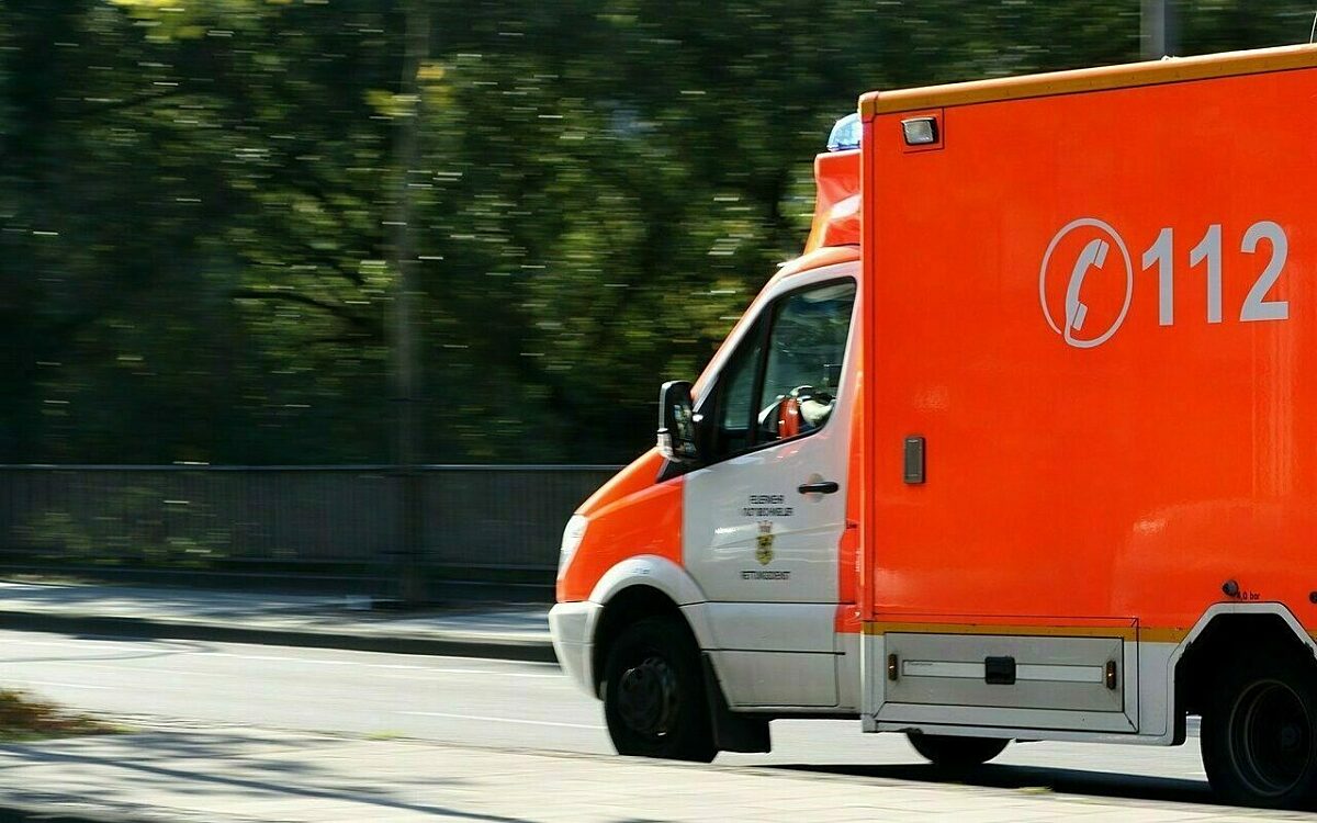 Ein Krankenwagen fahrt durch eine Straße