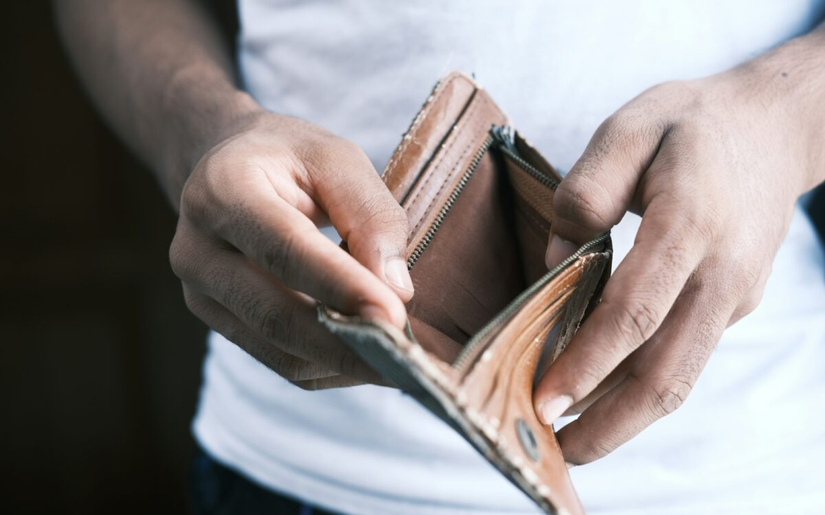 Ein leerer Geldbeutel ein Mann hat Schulden