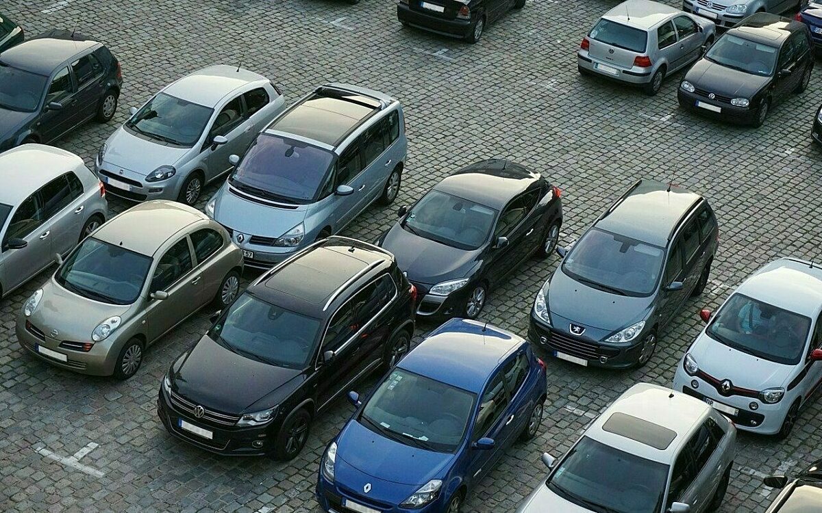 Ein Parkplatz mit mehreren Autos Ein Parkplatz mit mehreren Autos
