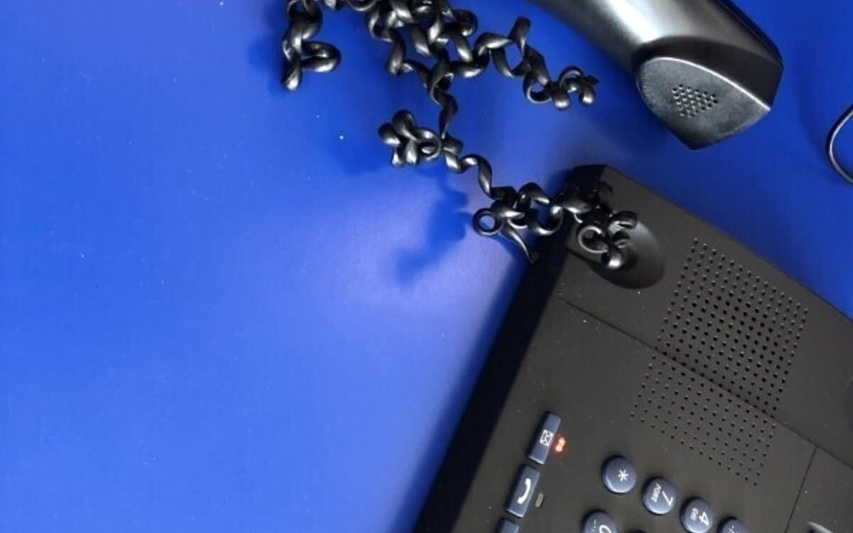 Ein schwarzes Telefon Telefon Trickbetrug Anruf