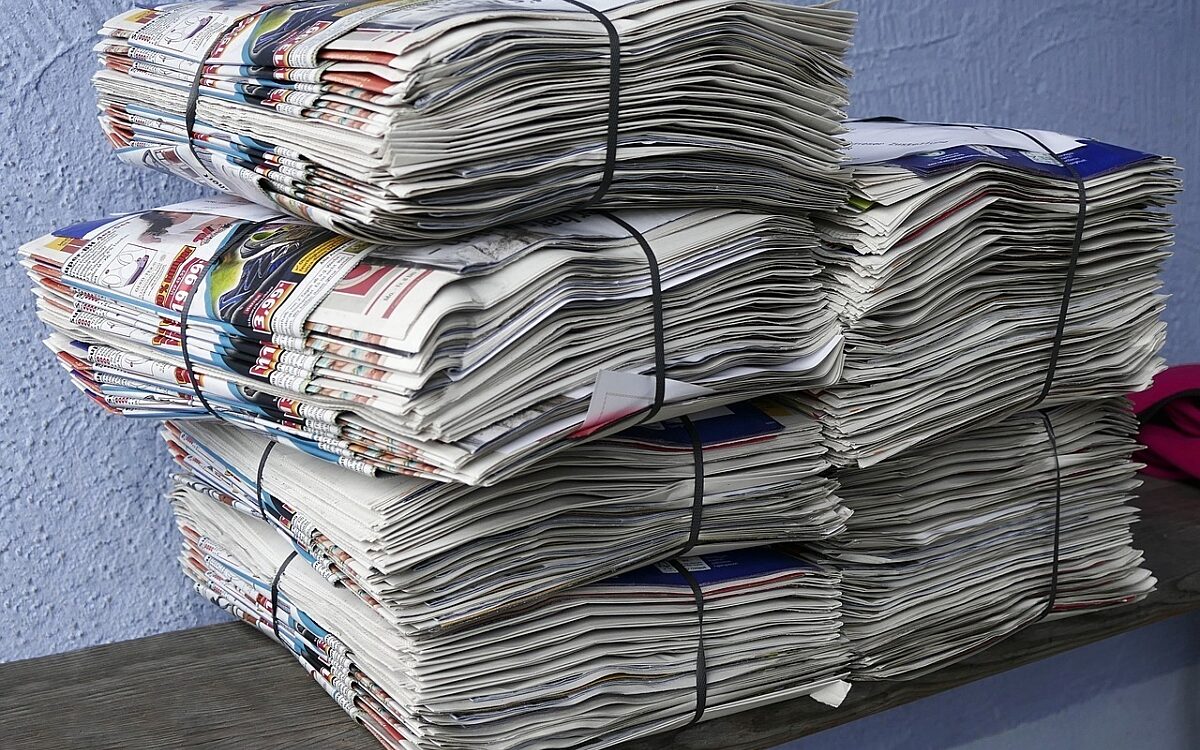 Ein Stapel Zeitungen Ein Stapel Zeitungen