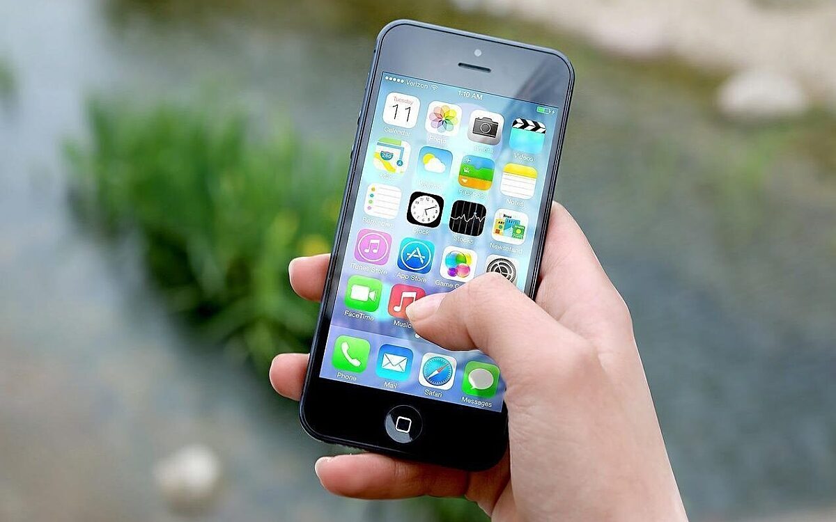 Eine Hand hält ein Smartphone Eine Hand hält ein Smartphone