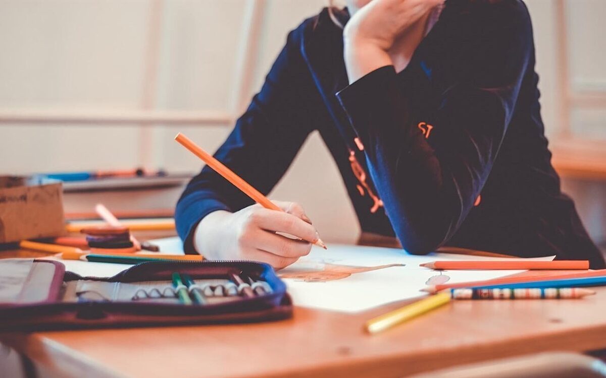 Eine Schülerin macht in der Schule Hausaufgaben Eine Schülerin macht in der Schule Hausaufgaben