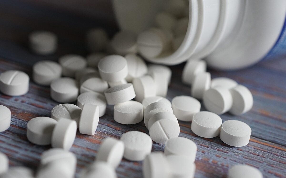 Eine dose mit tabletten Eine dose mit tabletten