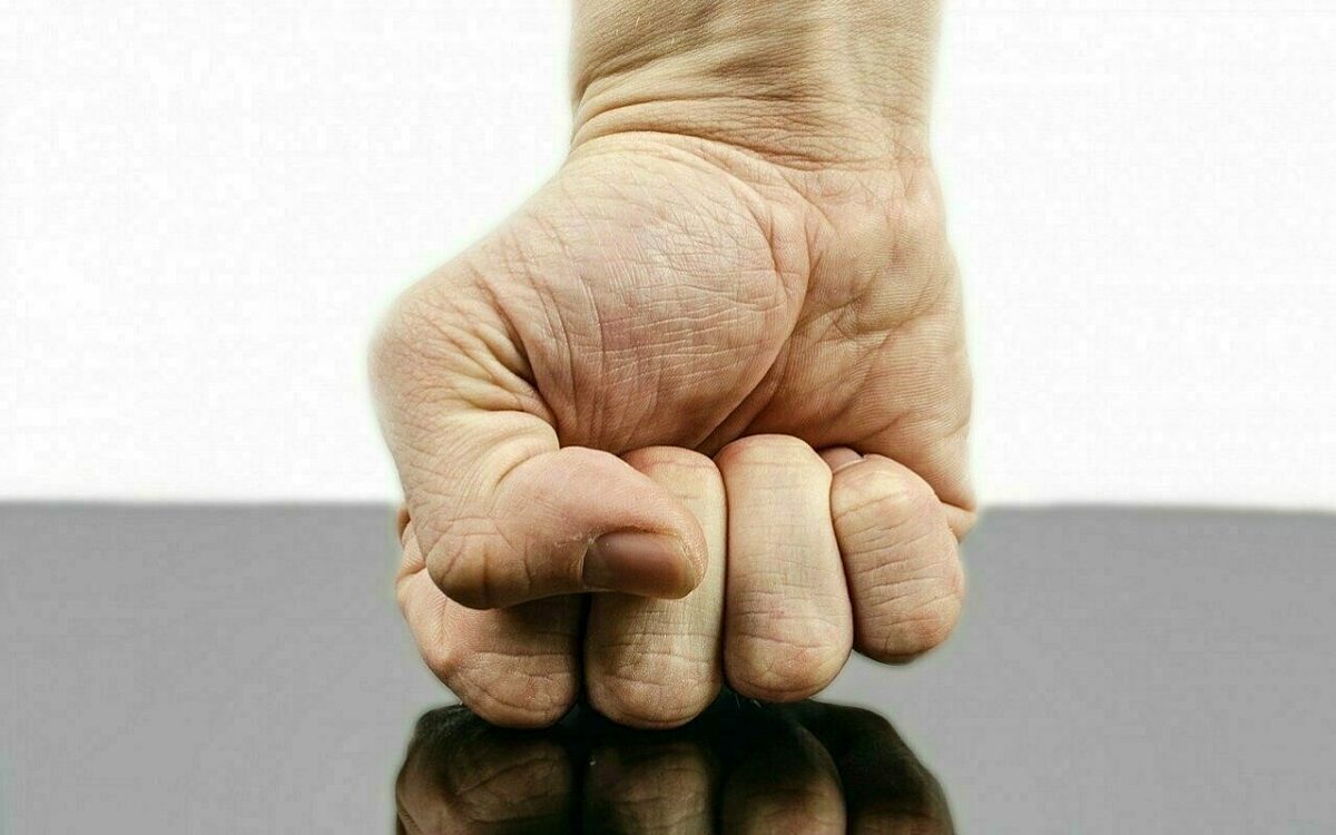 Eine Faust schlägt auf einen Tisch Eine Faust schlägt auf einen Tisch