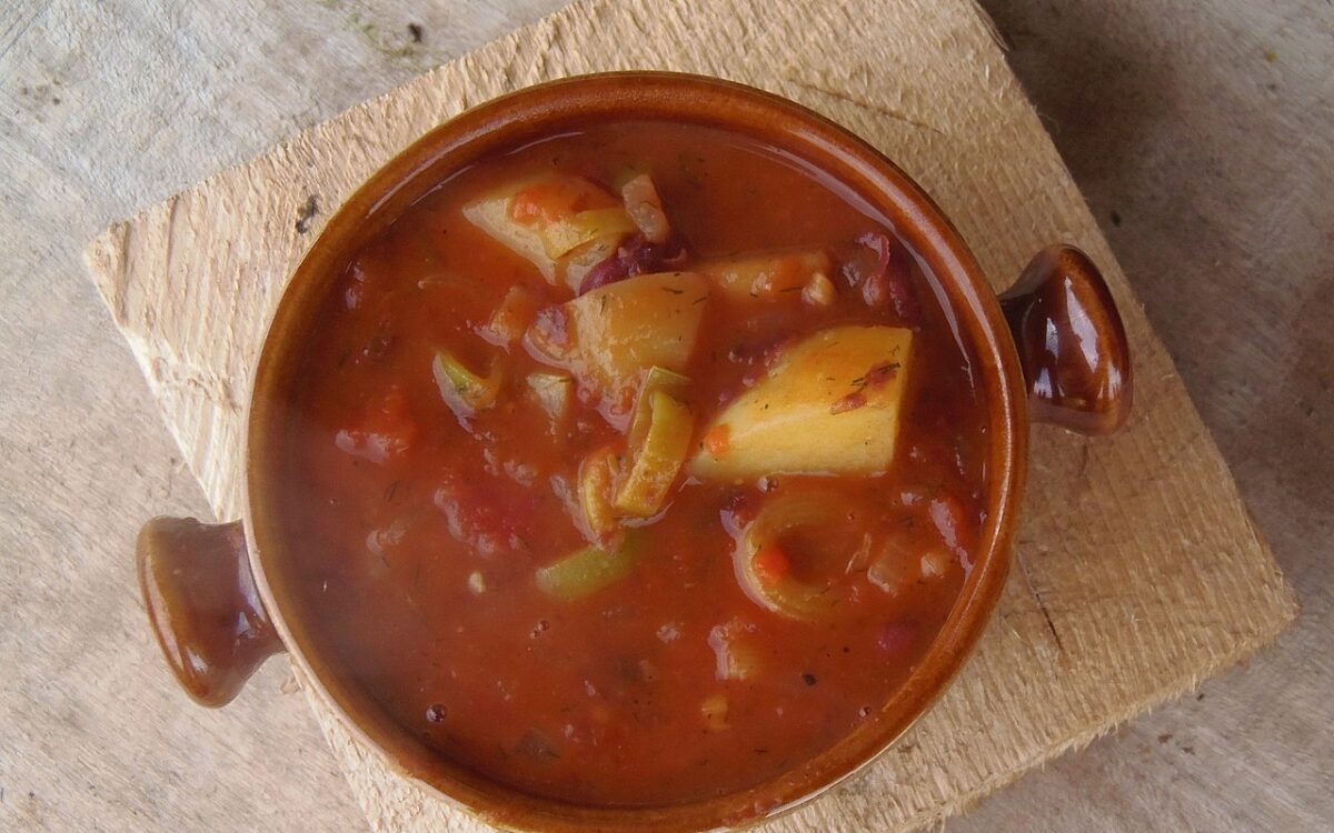 Eine heisse schuessel voll mit Gulaschsuppe Pixabay Eine heisse schuessel voll mit Gulaschsuppe Pixabay