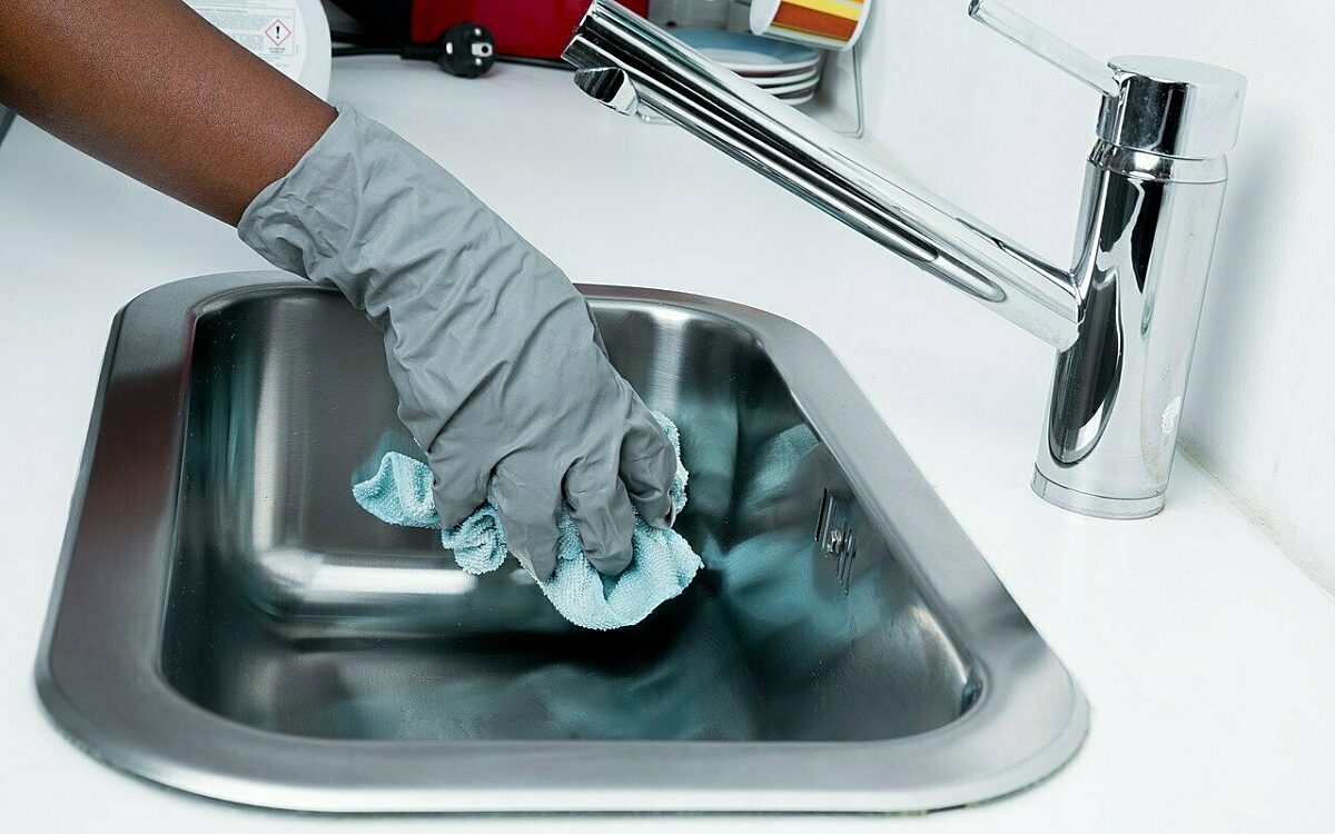 Eine Reinigungskraft bei ihrer Arbeit Eine Reinigungskraft bei ihrer Arbeit