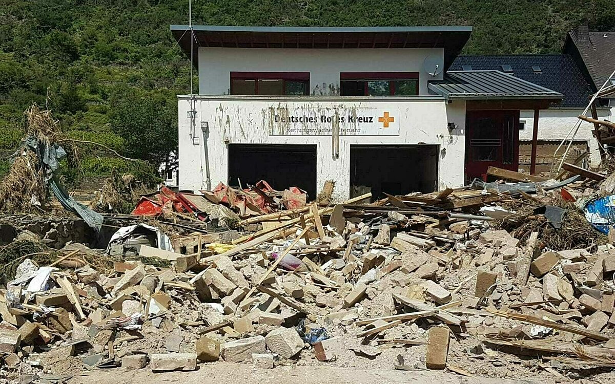 Eine zerstoerte drkwache umringt von truemmern Eine zerstoerte drkwache umringt von truemmern