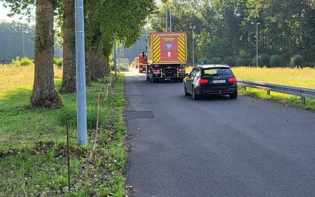 Einsatzfahrzeuge auf der Zufahrt zum Atomkraftwerk Grafenrheinfeld Einsatzfahrzeuge auf der Zufahrt zum Atomkraftwerk Grafenrheinfeld