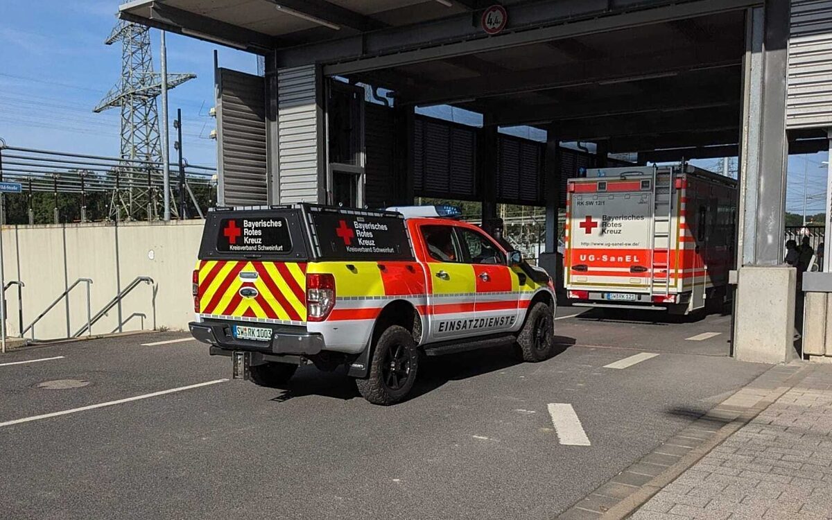 Einsatzkräfte an der Einfahrt zum Atomkraftwerk Grafenrheinfeld Einsatzkräfte an der Einfahrt zum Atomkraftwerk Grafenrheinfeld