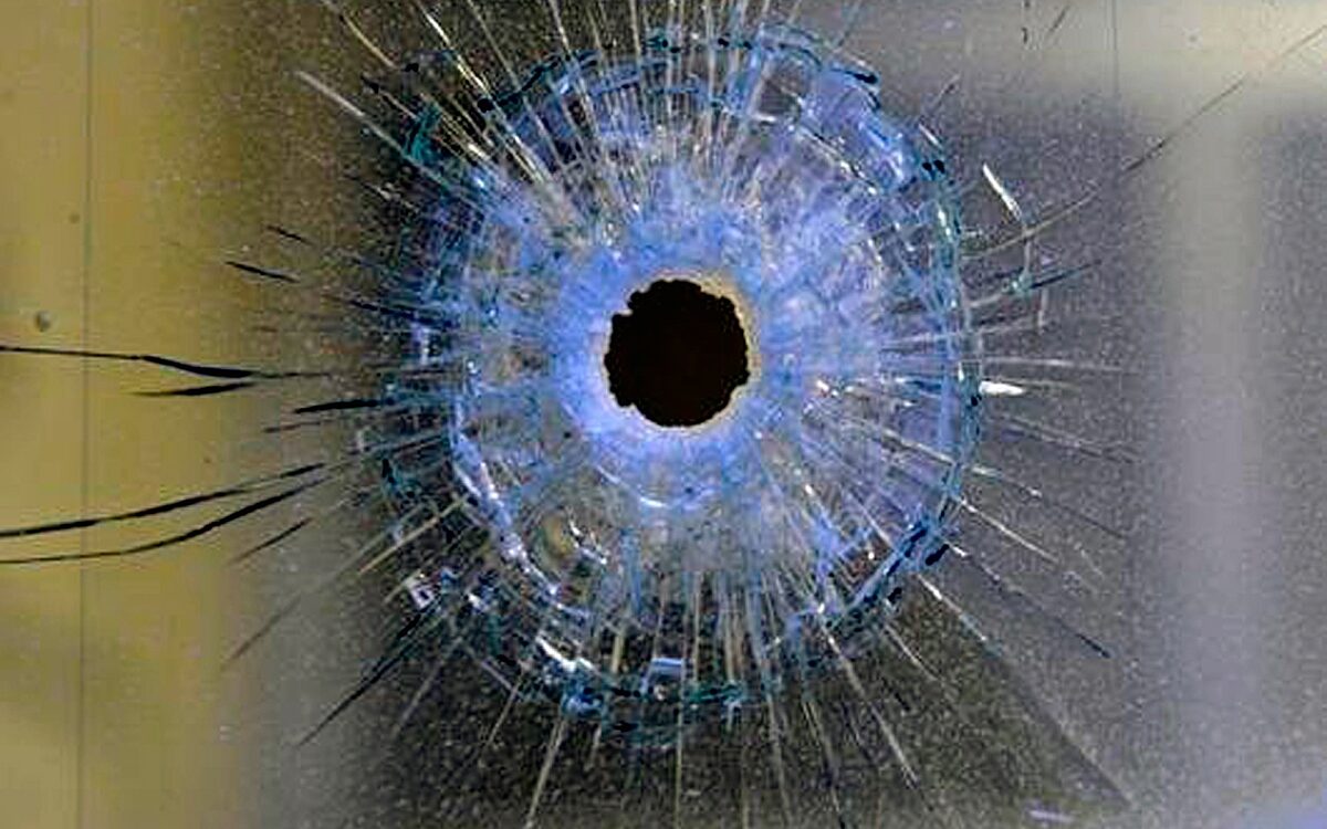 In einer Glasscheibe klafft ein Einschussloch In einer Glasscheibe klafft ein Einschussloch