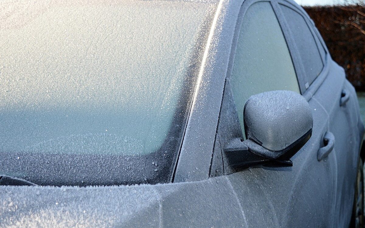 Ein Auto mit gefrorenen Scheiben Ein Auto mit gefrorenen Scheiben