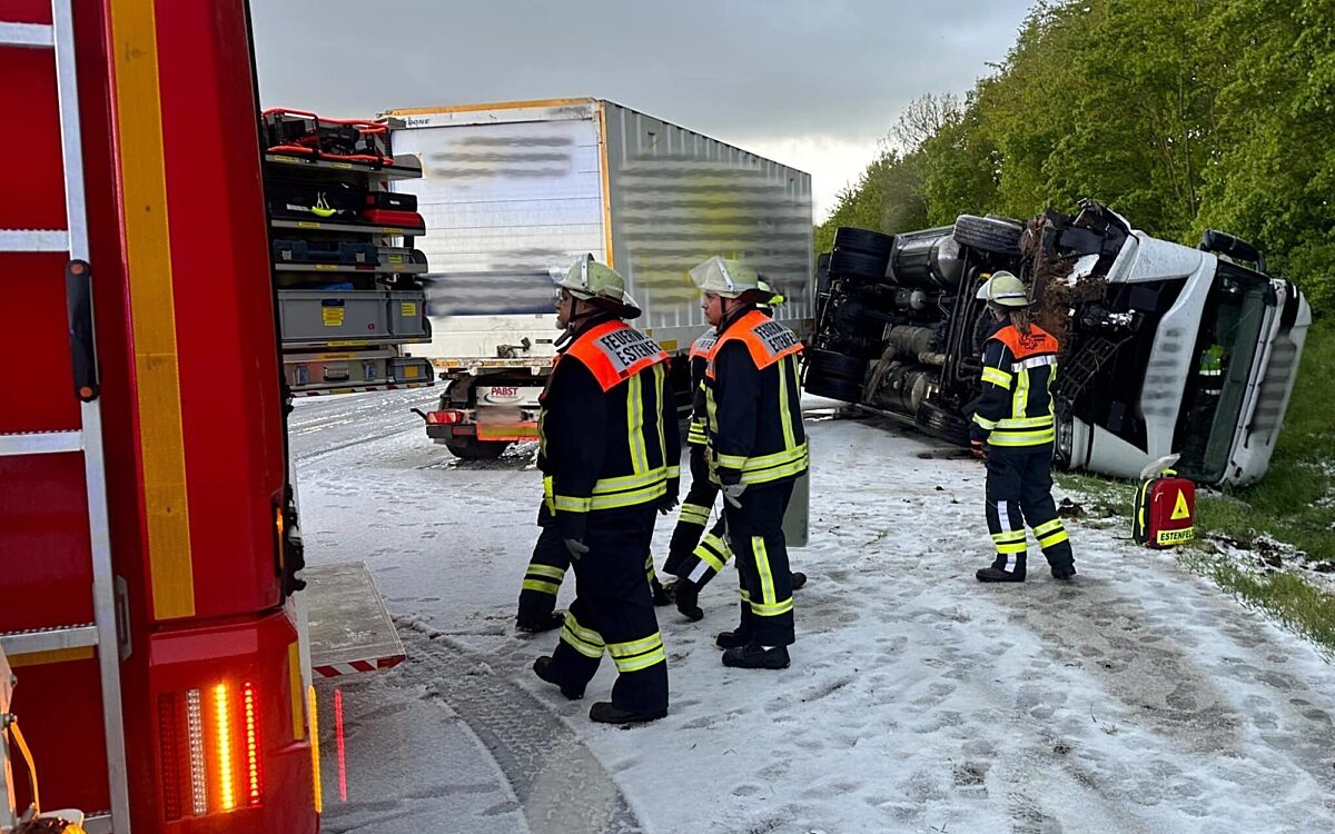 Ein LKW liegt nach einem Unfall auf der Seite Ein LKW liegt nach einem Unfall auf der Seite