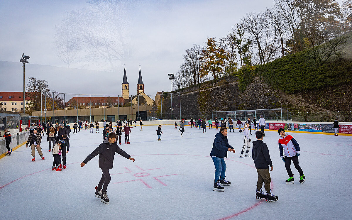 Eisbahn Würzburg - Eröffnung 2022 mit vielen Personen auf dem Eis am Nigglweg Eisbahn Würzburg - Eröffnung 2022 mit Personen auf dem Eis am Nigglweg