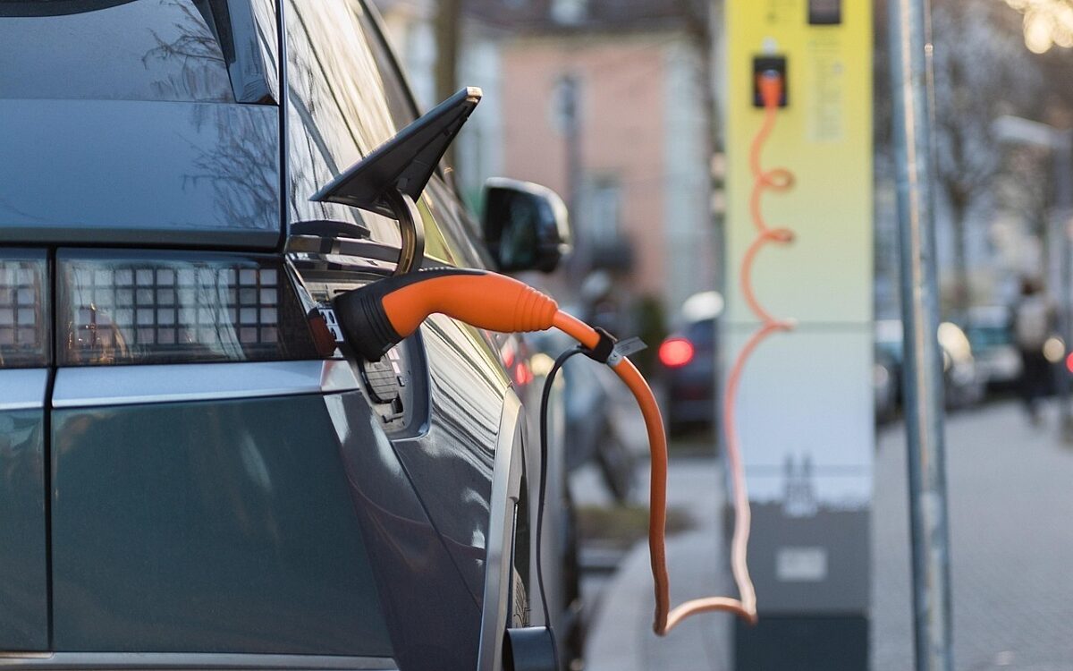 Symbolbild E-Auto wird an Ladesäule geladen Symbolbild E-Auto wird an Ladesäule geladen