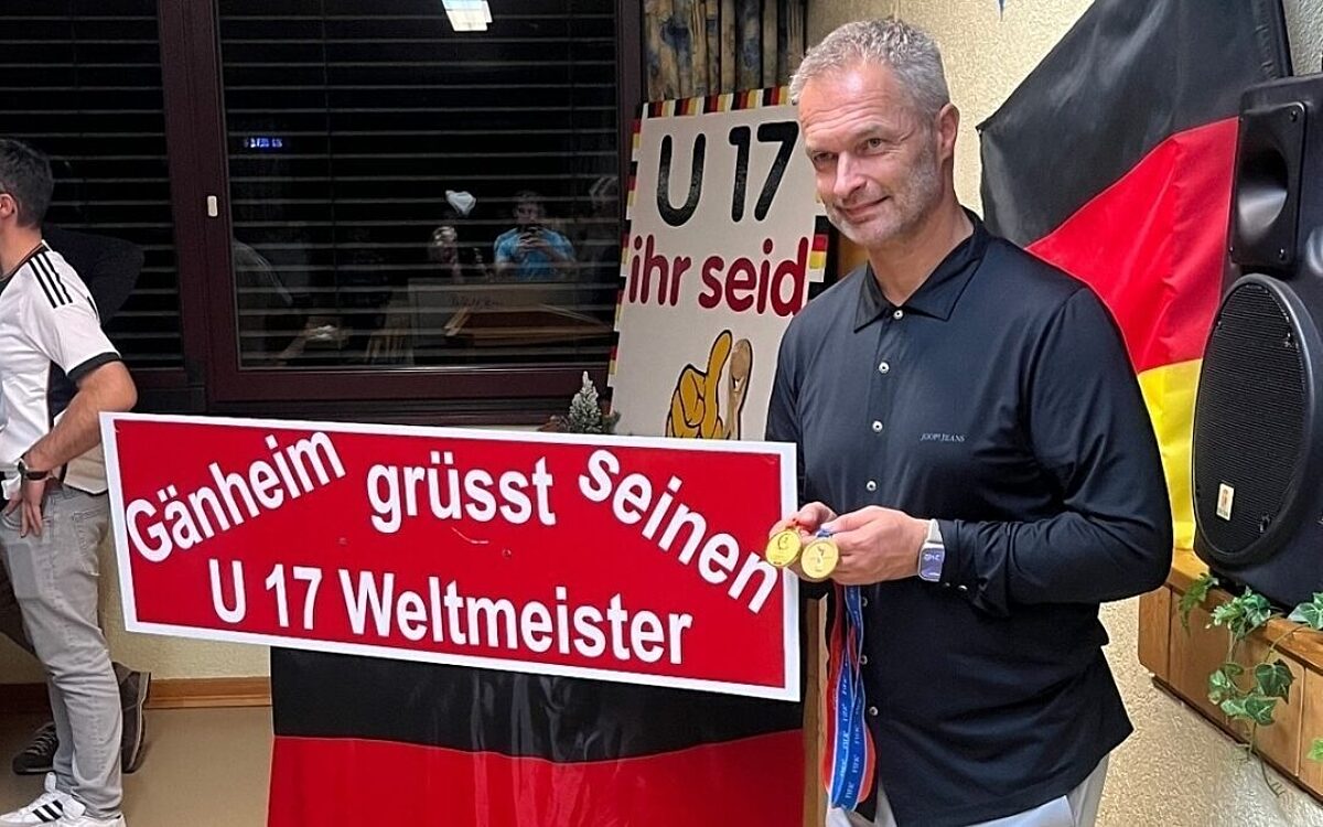 U17-Weltmeister-Trainer Christian Wück bei einem Empfang in seinem Heimatort Gänheim U17-Weltmeister-Trainer Christian Wück bei einem Empfang in seinem Heimatort Gänheim