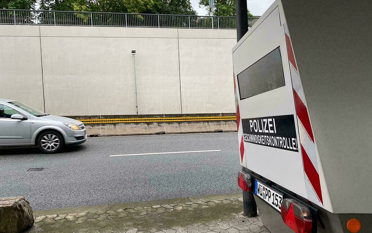 Der Blitzer Enforcement Trailer der Polizei im Einsatz Der Blitzer Enforcement Trailer der Polizei im Einsatz