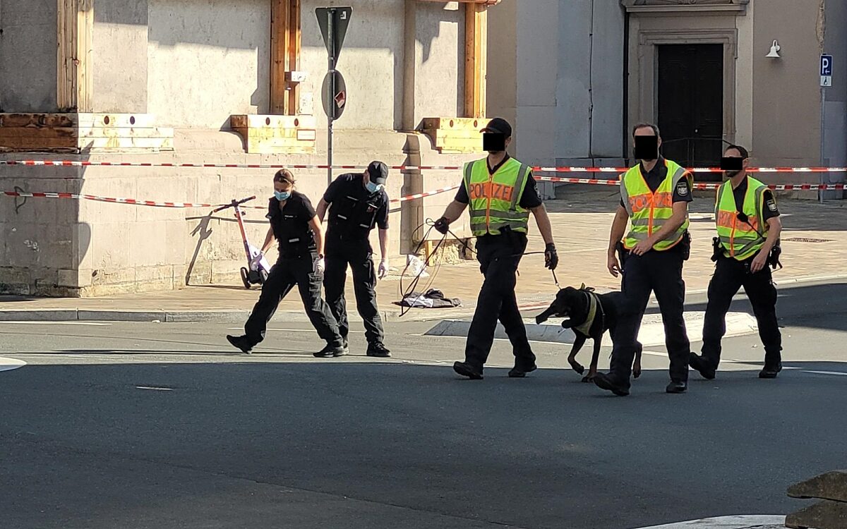 Ermittler suchen den Bereich rund um den Tatort ab Ermittler suchen den Bereich rund um den Tatort ab