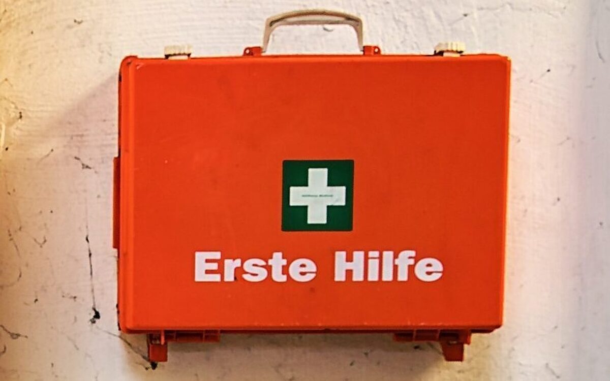 Ein Erste-Hilfe-Koffer hängt an einer Wand Ein Erste-Hilfe-Koffer hängt an einer Wand