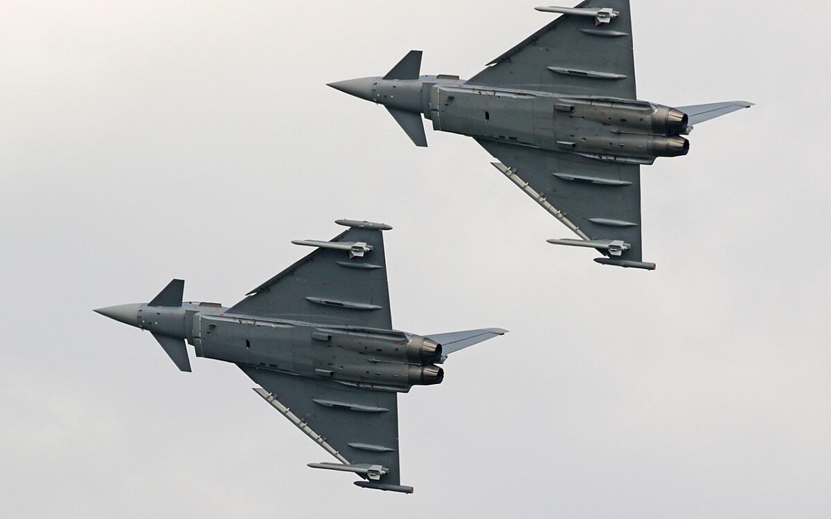 Zwei Eurofighter Kampfjets in der Luft Zwei Eurofighter Kampfjets in der Luft